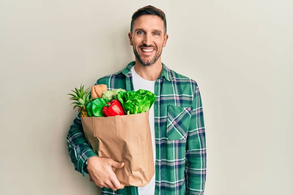 Hombre Guapo Con Barba Sosteniendo Bolsa Papel Con Comestibles Con —  Fotos de Stock