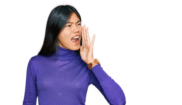 Krásná Mladá Asiatka Neformálním Oblečení Křičící Křičící Stranu Rukou Ústech — Stock fotografie