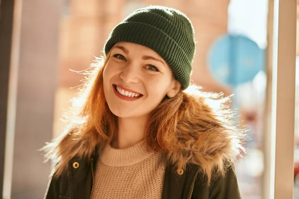 Jong Kaukasisch Meisje Glimlachen Gelukkig Staan Stad — Stockfoto