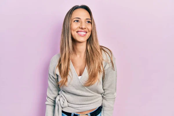 Mulher Hispânica Bonita Vestindo Camisola Casual Olhando Para Lado Relaxar — Fotografia de Stock