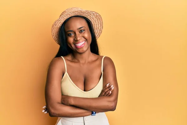 Junge Afrikanerin Mit Sommermütze Vor Gelbem Hintergrund Fröhlichem Gesicht Lächelnd — Stockfoto