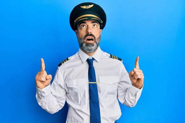 Mann Mittleren Alters Mit Bart Und Grauen Haaren Flugzeugpilotenuniform Staunt — Stockfoto