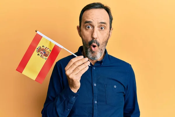 Moyen Age Hispanique Homme Tenant Drapeau Espagne Effrayé Étonné Avec — Photo