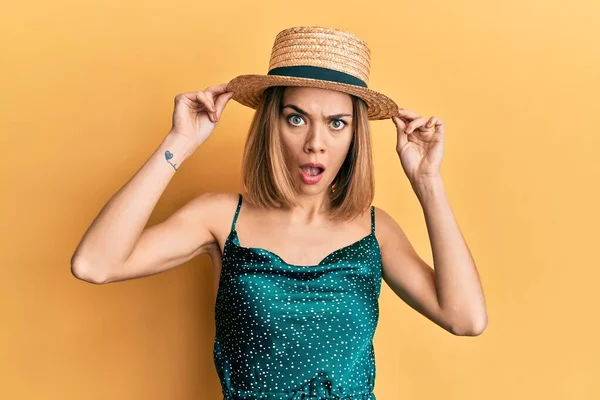 Young Caucasian Blonde Woman Wearing Summer Hat Shock Face Looking — Stock Photo, Image