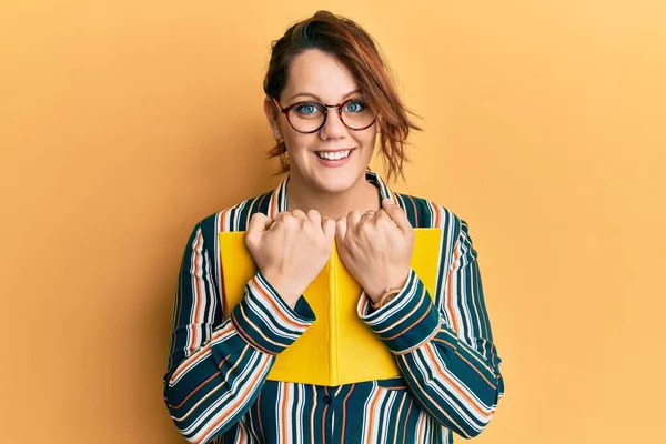 Giovane Donna Caucasica Che Tiene Libro Sorridente Con Sorriso Felice — Foto Stock