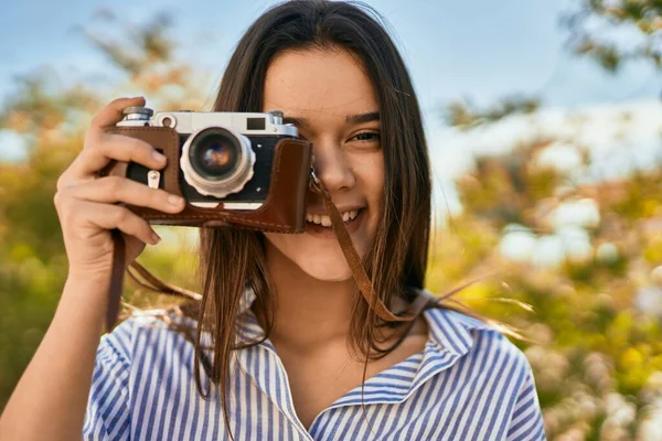 Junge Hispanische Touristin Lächelt Glücklich Mit Kamera Park — Stockfoto