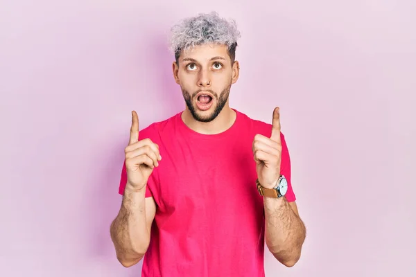 Jonge Spaanse Man Met Modern Geverfd Haar Casual Roze Shirt — Stockfoto