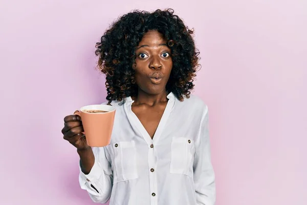 Fiatal Afro Amerikai Kezében Kávé Ijedt Csodálkozott Nyitott Szájjal Meglepetés — Stock Fotó
