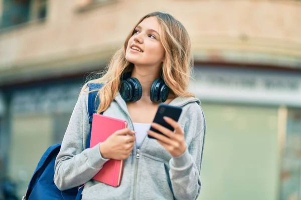 美しいです白人学生ティーネージャー笑顔幸せな使用スマートフォンで市内 — ストック写真