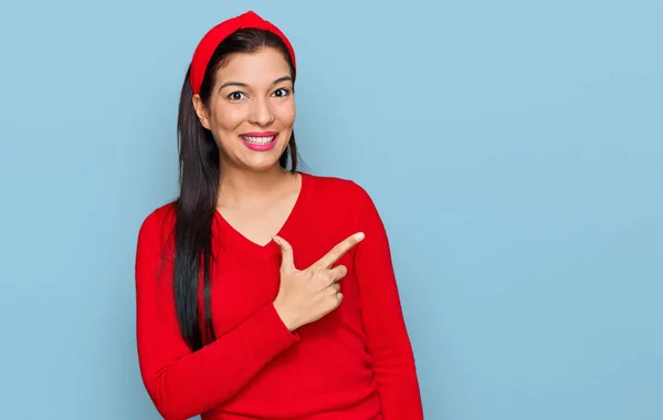 Jonge Spaanse Vrouw Draagt Casual Kleding Vrolijk Met Een Glimlach — Stockfoto