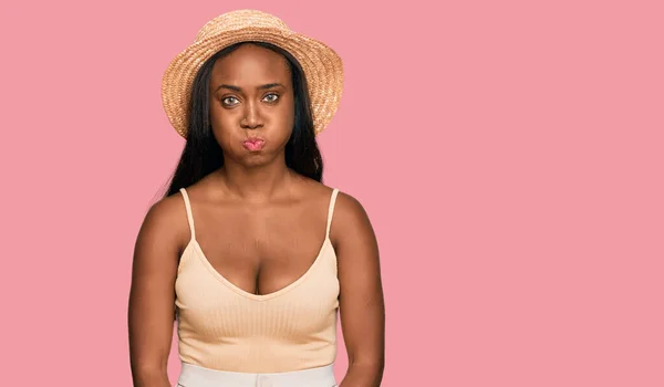 Jonge Zwarte Vrouw Met Zomerhoed Die Wangen Puft Met Een — Stockfoto