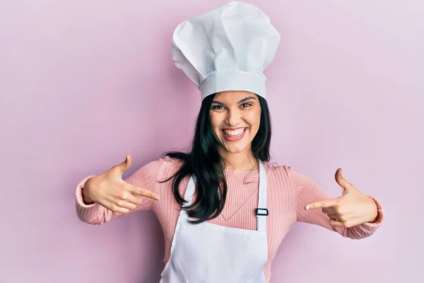 Ung Latinamerikansk Kvinna Bär Bagare Uniform Och Kock Hatt Ser — Stockfoto