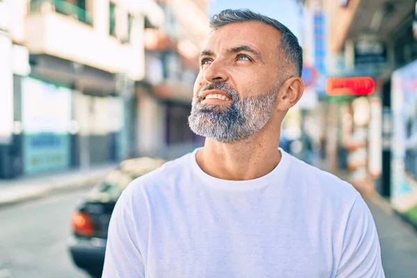 Medioevo Uomo Dai Capelli Grigi Sorridente Felice Piedi Alla Città — Foto Stock