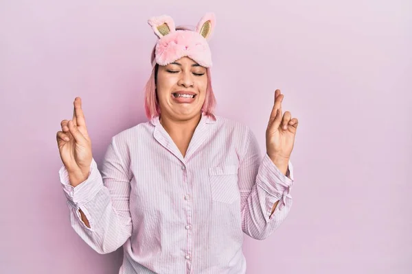 Hispanic Woman Pink Hair Wearing Sleep Mask Pajama Gesturing Finger — Stock Photo, Image