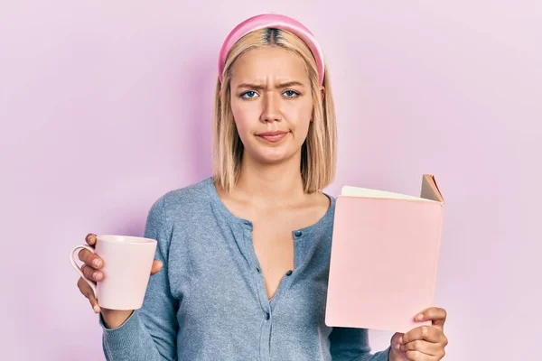 Bella Donna Bionda Che Legge Libro Beve Una Tazza Caffè — Foto Stock