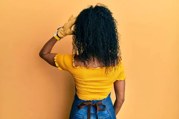 Medelålders Afrikansk Amerikansk Kvinna Bär Professionell Förkläde Bakåt Tänker Tvivel — Stockfoto