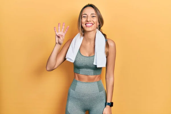 Vacker Hispanic Kvinna Bär Sportkläder Och Handduk Som Visar Och — Stockfoto