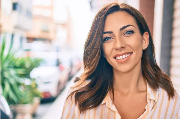 Joven Mujer Hispana Sonriendo Feliz Caminando Por Ciudad —  Fotos de Stock