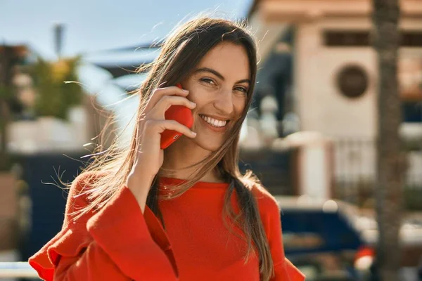 Joven Mujer Hispana Sonriendo Feliz Hablando Smartphone Ciudad — Foto de Stock