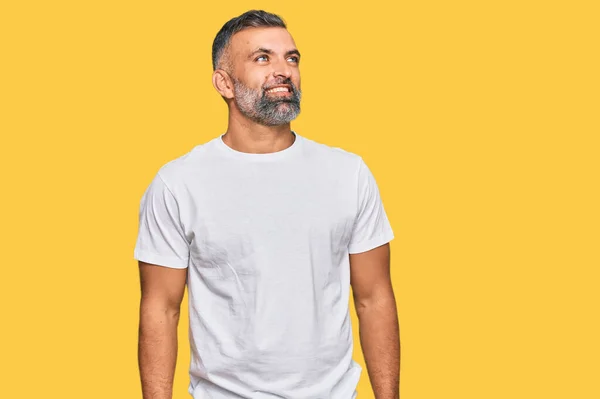 Homem Bonito Meia Idade Vestindo Camiseta Branca Casual Olhando Para — Fotografia de Stock