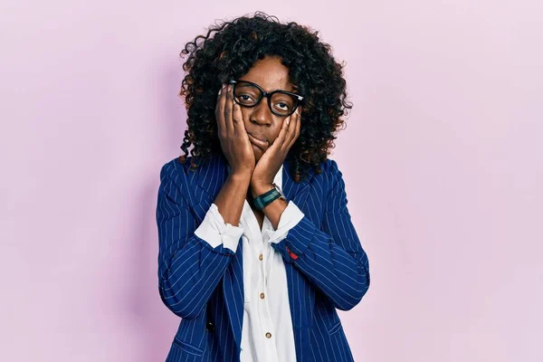 Mladá Africká Americká Žena Nosí Obchodní Oblečení Brýle Unavené Ruce — Stock fotografie