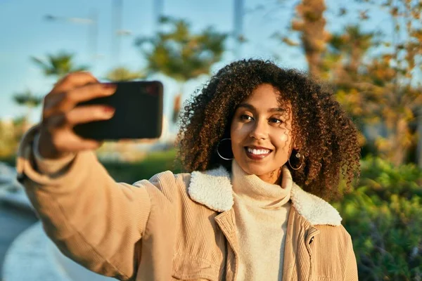 Joven Mujer Afroamericana Sonriendo Feliz Haciendo Selfie Por Teléfono Inteligente — Foto de Stock