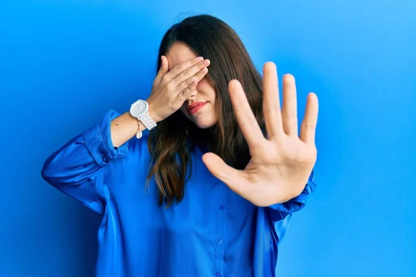 Genç Esmer Kadın Günlük Mavi Gömlekler Giyip Elleriyle Gözlerini Kapatıyor — Stok fotoğraf