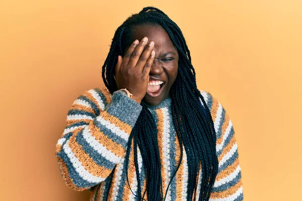 Jeune Femme Noire Avec Des Tresses Portant Pull Hiver Décontracté — Photo