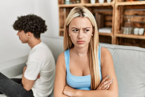 Jong Stel Boos Zittend Bank Stilte Thuis — Stockfoto