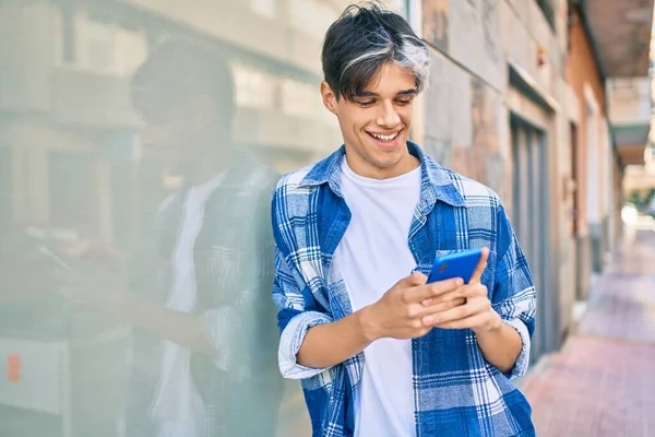 Młody Latynos Uśmiecha Się Szczęśliwy Korzystając Smartfona Mieście — Zdjęcie stockowe