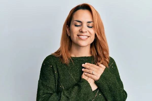 Mulher Jovem Hispânica Vestindo Camisola Inverno Casual Sorrindo Com Mãos — Fotografia de Stock