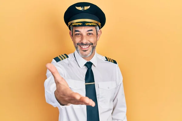 Snygg Medelålders Man Med Grått Hår Bär Flygplan Pilot Uniform — Stockfoto