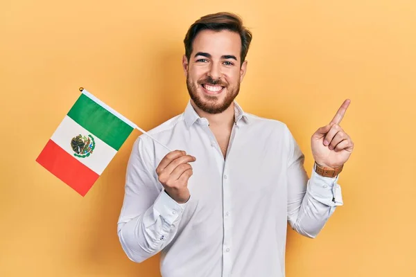 Hombre Caucásico Guapo Con Barba Sosteniendo Sombrero Mexicano Sonriendo Feliz —  Fotos de Stock