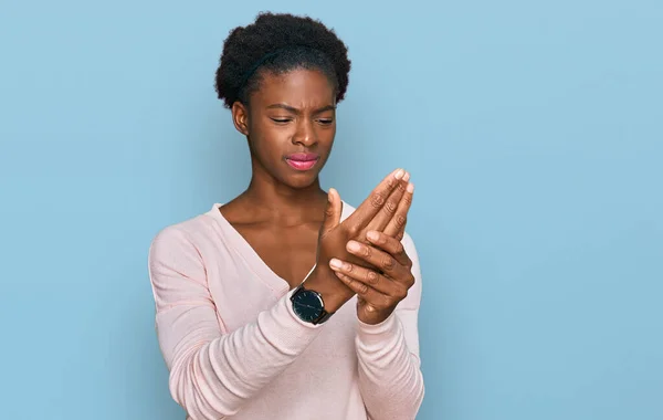 Jong Afrikaans Amerikaans Meisje Dragen Casual Kleding Lijden Pijn Handen — Stockfoto