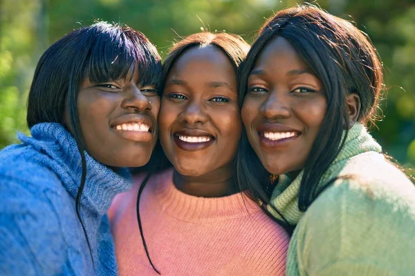 Tres Amigos Afroamericanos Sonriendo Felices Abrazándose Parque —  Fotos de Stock