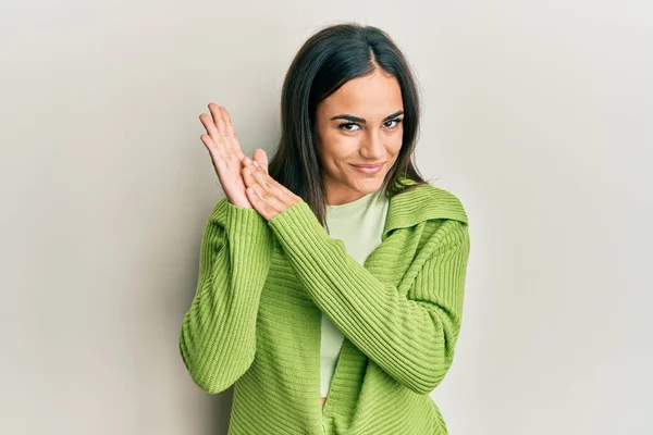 Joven Morena Vestida Con Ropa Casual Aplaudiendo Feliz Alegre Sonriendo — Foto de Stock