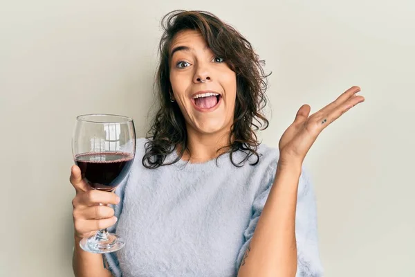 Mujer Hispana Joven Bebiendo Una Copa Vino Tinto Celebrando Victoria —  Fotos de Stock