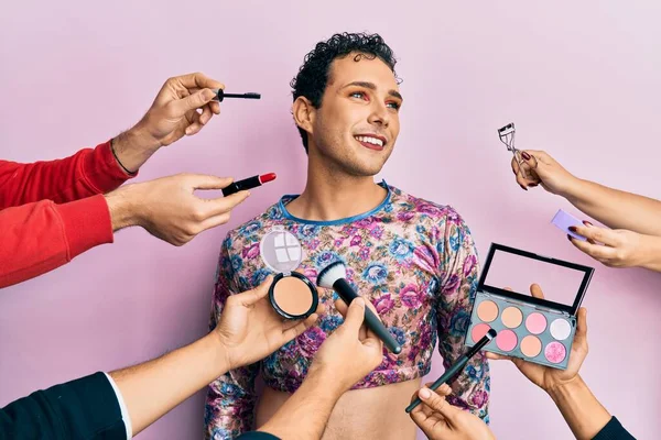 Pohledný Muž Nosí Make Kosmetikou Kolem Hledá Stranu Relaxační Profil — Stock fotografie