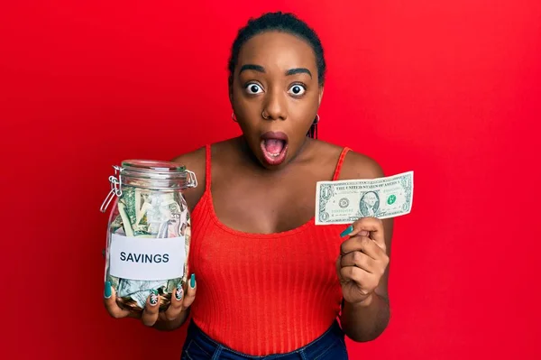 Joven Mujer Afroamericana Sosteniendo Frasco Con Ahorros Billete Dólar Asustada —  Fotos de Stock