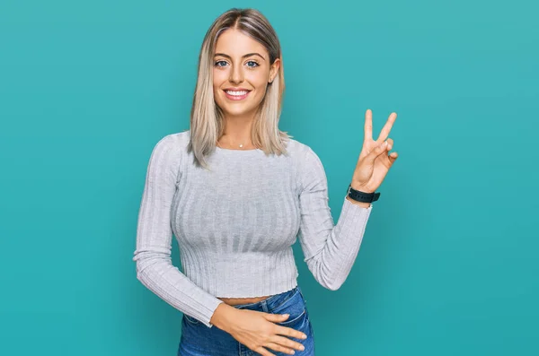 Hermosa Mujer Rubia Vistiendo Ropa Casual Sonriendo Mirando Cámara Mostrando — Foto de Stock