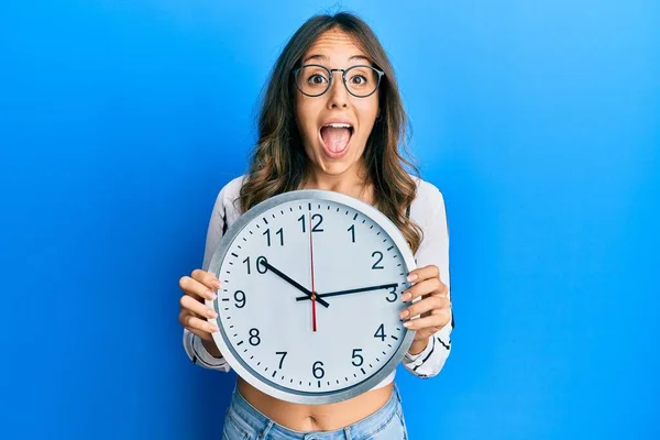 Jeune Femme Brune Tenant Une Grande Horloge Célébrant Fou Étonné — Photo