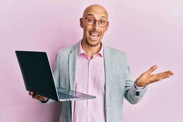 Καραφλός Άνθρωπος Γενειάδα Κρατώντας Φορητό Υπολογιστή Γιορτάζει Επίτευγμα Χαρούμενο Χαμόγελο — Φωτογραφία Αρχείου