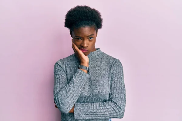 Jong Afrikaans Amerikaans Meisje Dragen Casual Kleding Denken Kijken Moe — Stockfoto