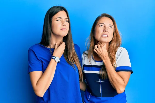 Família Hispânica Mãe Filha Vestindo Roupas Casuais Sobre Fundo Azul — Fotografia de Stock