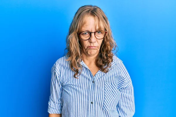 Middelbare Leeftijd Blonde Vrouw Het Dragen Van Casual Kleding Glazen — Stockfoto