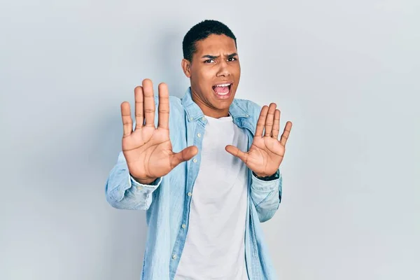 Jovem Afro Americano Vestindo Roupas Casuais Com Medo Aterrorizado Com — Fotografia de Stock