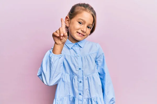 Kleines Schönes Mädchen Lässiger Kleidung Lächelnd Mit Einer Idee Oder — Stockfoto