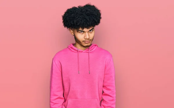 Hombre Afroamericano Joven Con Pelo Afro Que Usa Sudadera Rosa — Foto de Stock