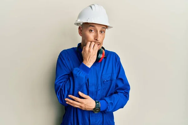 Bald Man Med Skägg Bär Byggare Overall Uniform Och Hardhat — Stockfoto