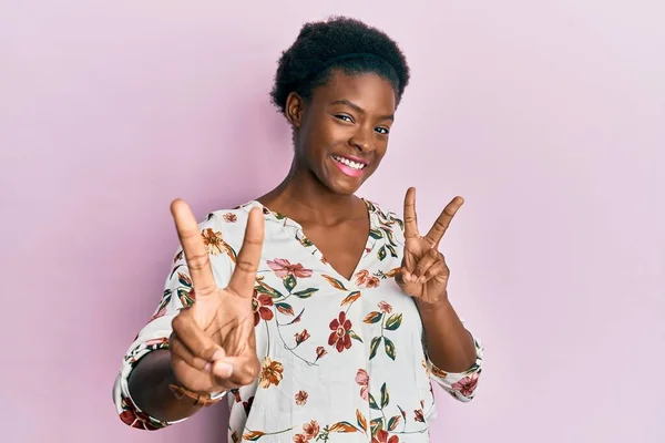 Νεαρή Αφρο Αμερικανίδα Που Φοράει Καθημερινά Ρούχα Χαμογελώντας Κοιτώντας Στην — Φωτογραφία Αρχείου